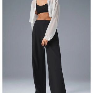Alo Yoga High Waist Pursuit Trouser in black/regular length size small